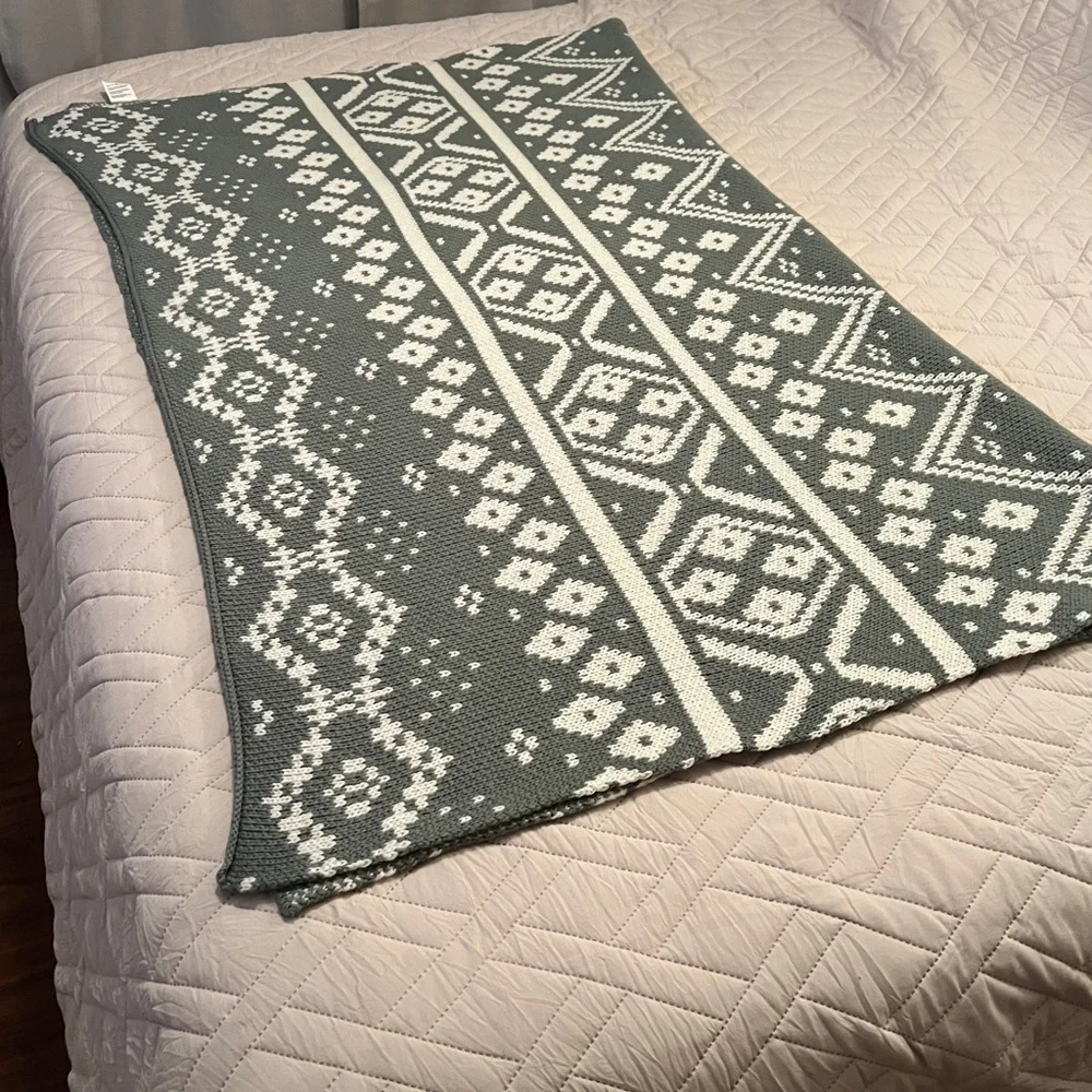 Crate & Barrel | cream grey charcoal throw blanket 70x50